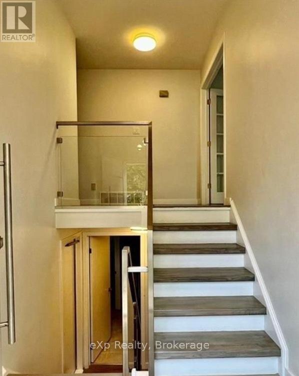 213 Northlake Dr in Waterloo, ON - Building Photo - Building Photo