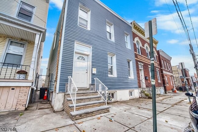 property at 318 S 7th St