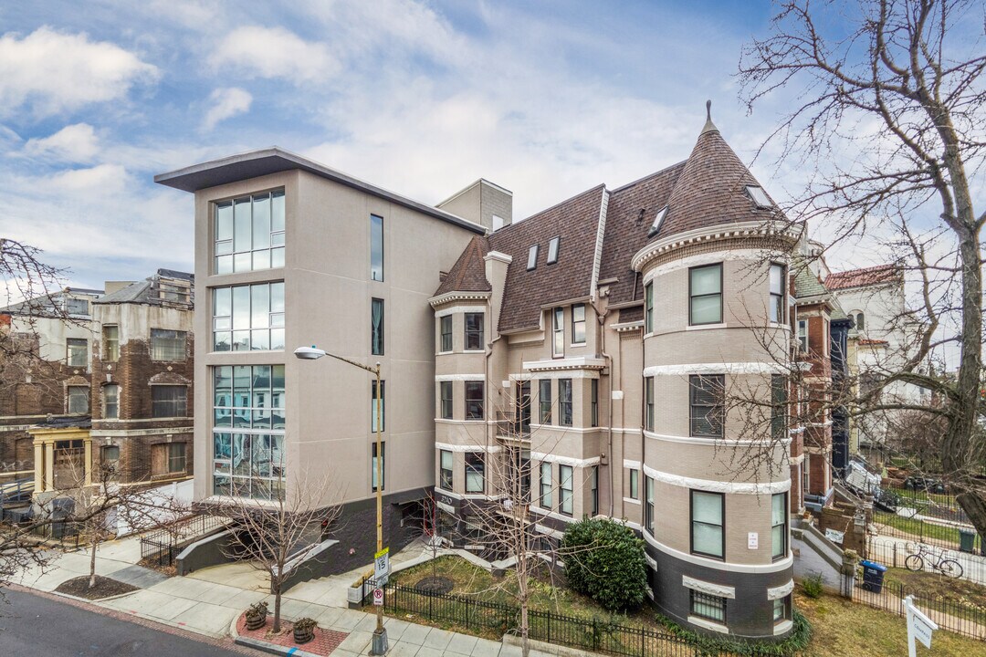 3240 Hiatt Pl NW in Washington, DC - Building Photo