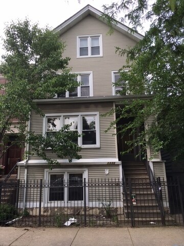 1230 W Wellington Ave in Chicago, IL - Building Photo