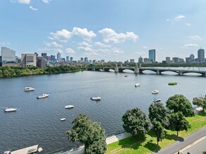 75-83-83 Cambridge Pkwy in Cambridge, MA - Foto de edificio - Building Photo