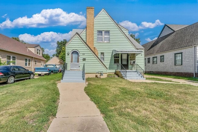 property at 628 N Broadview Ave