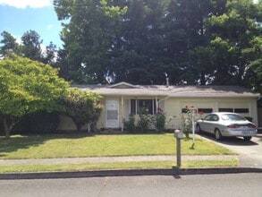 1240 SE 209th Ave in Gresham, OR - Building Photo - Building Photo