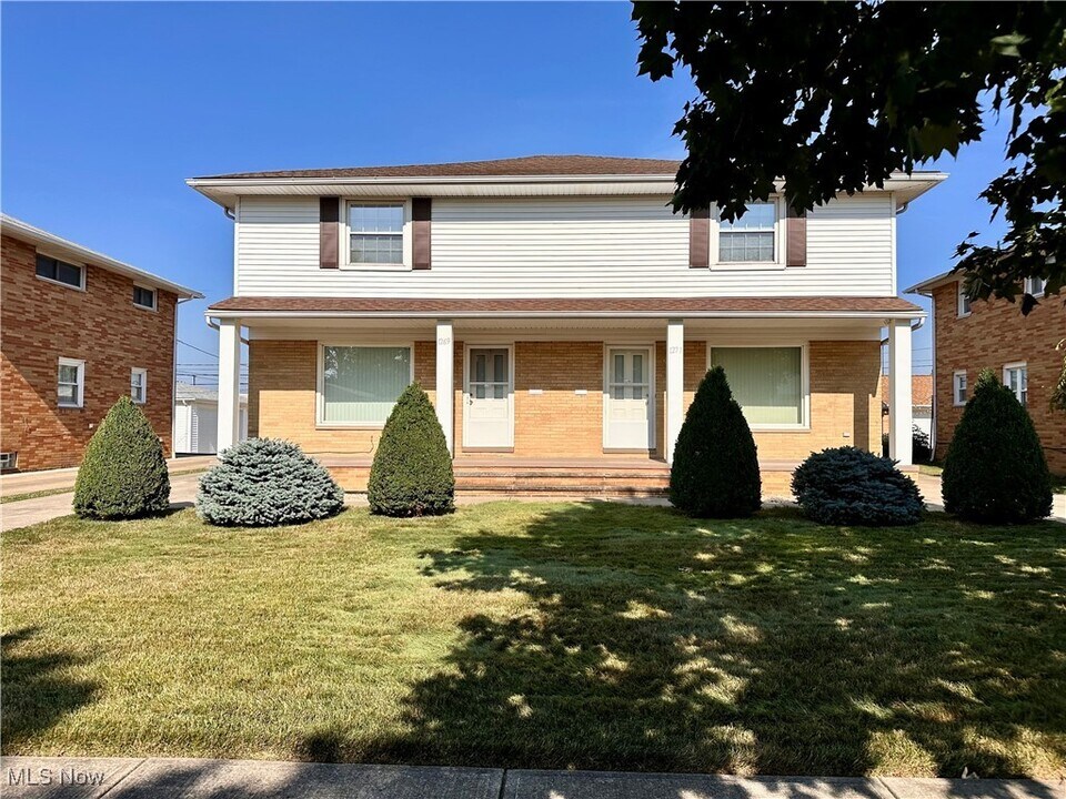 1271 Bonnie Ln in Mayfield Heights, OH - Building Photo