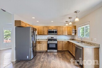 15847 E 99th Pl in Commerce City, CO - Foto de edificio - Building Photo