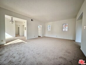 6069 1/2 Cashio St in Los Angeles, CA - Building Photo - Building Photo