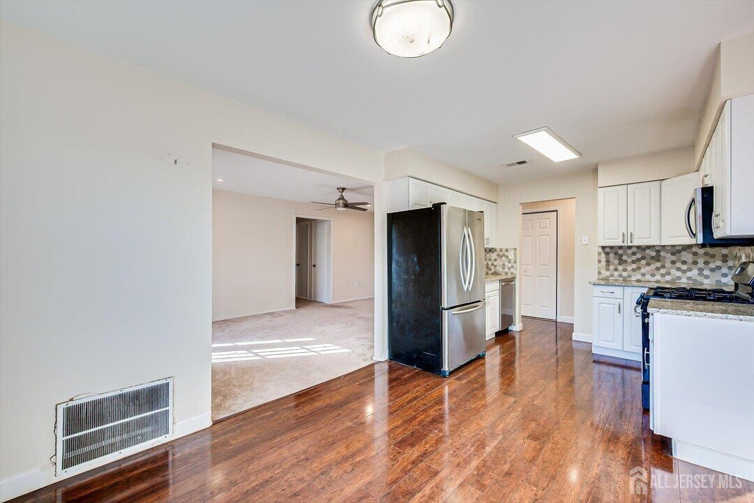 1512 Green Hollow Dr in Woodbridge Township, NJ - Building Photo