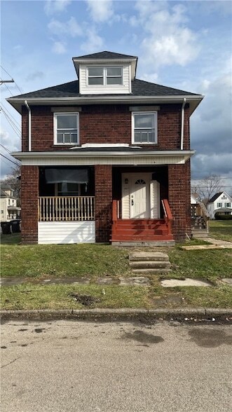 247 Cedar Ave, Unit 1 in Sharon, PA - Building Photo