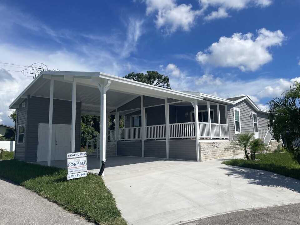 988 E Trinidad Ave in Venice, FL - Building Photo