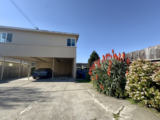 1223 Liberty St, Unit 2 in El Cerrito, CA - Foto de edificio - Building Photo