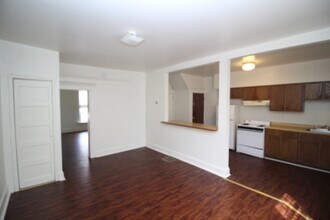 2445 N Calvert St in Baltimore, MD - Building Photo - Building Photo