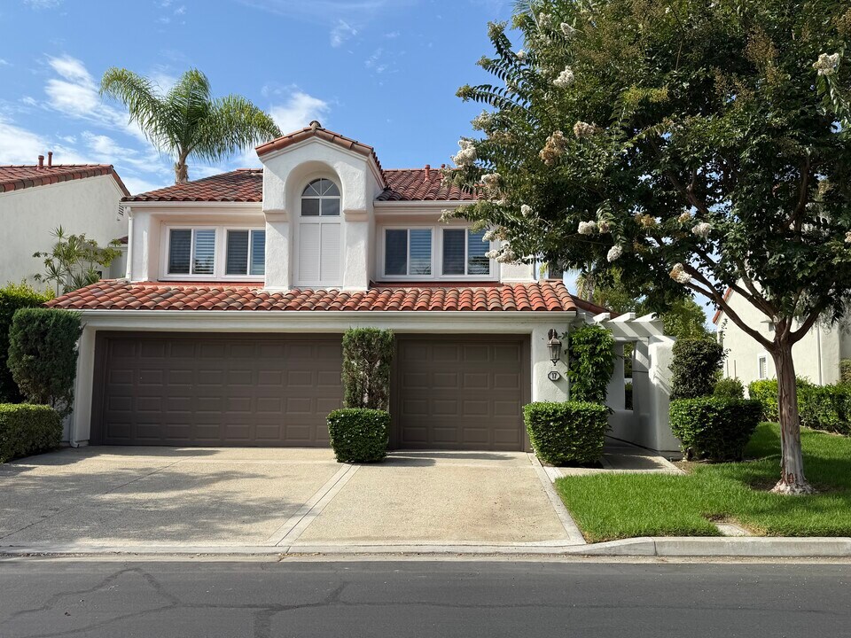 17 Sarena in Irvine, CA - Building Photo