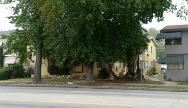 5828 Woodman Ave in Van Nuys, CA - Building Photo - Building Photo