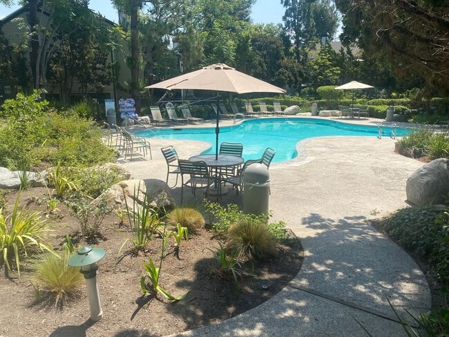2510 W MacArthur Blvd in Santa Ana, CA - Building Photo - Building Photo