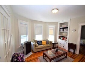 37 Foster St, Unit 3 in Boston, MA - Foto de edificio - Building Photo