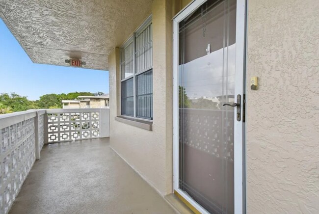 5095 Bay St NE in St. Petersburg, FL - Building Photo - Building Photo