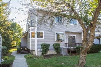 1101 Mill Pond Dr in South Windsor, CT - Building Photo - Building Photo