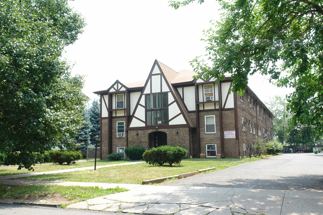 250 W Jersey Ave in Elizabeth, NJ - Building Photo