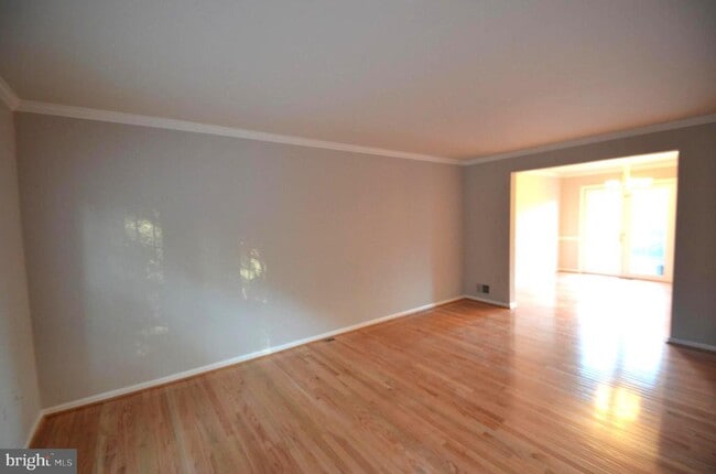 property at 5748 Lakeside Oak Ln