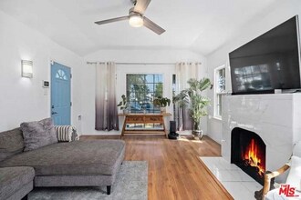 612 W 105th St in Los Angeles, CA - Foto de edificio - Building Photo