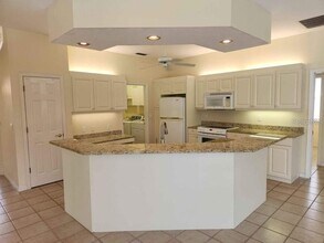 5282 Far Oak Cir in Sarasota, FL - Building Photo - Building Photo