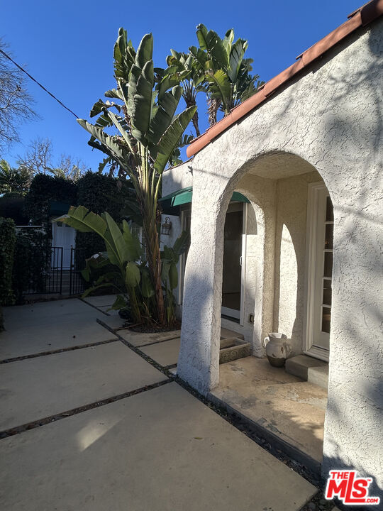 8711 Sherwood Dr in West Hollywood, CA - Building Photo - Building Photo