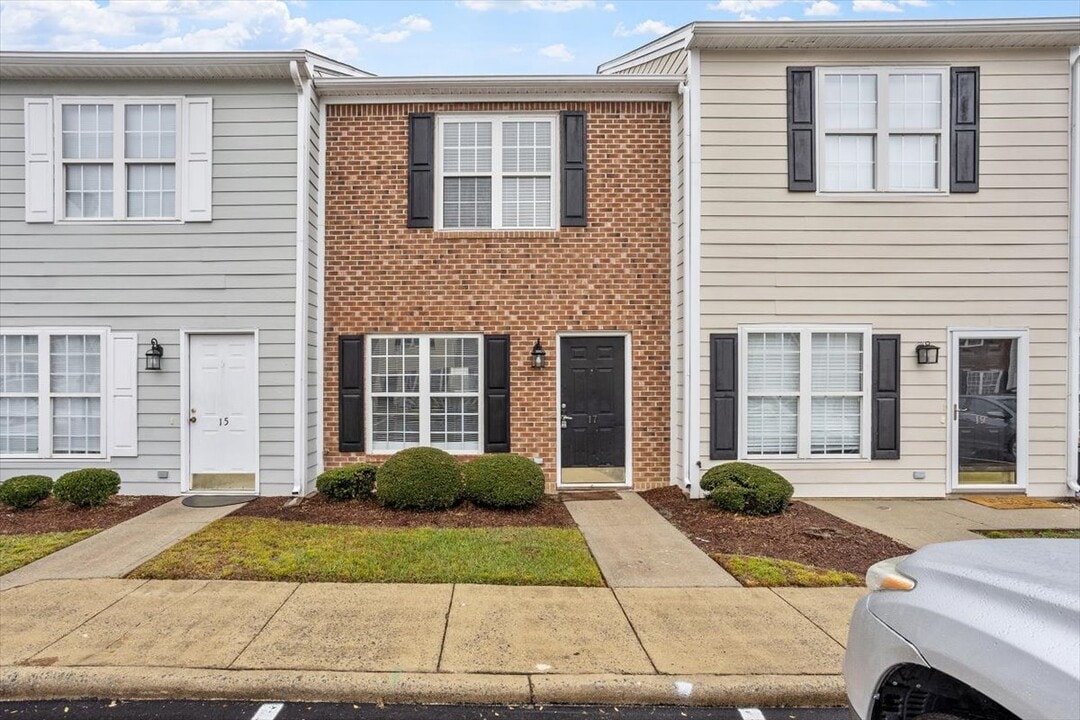 17 Cheltenham Dr in Clayton, NC - Building Photo