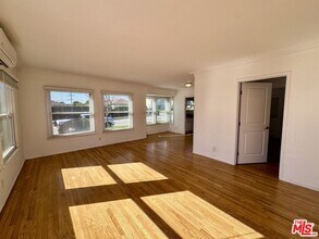 6122 S Fairfax Ave in Los Angeles, CA - Building Photo - Building Photo