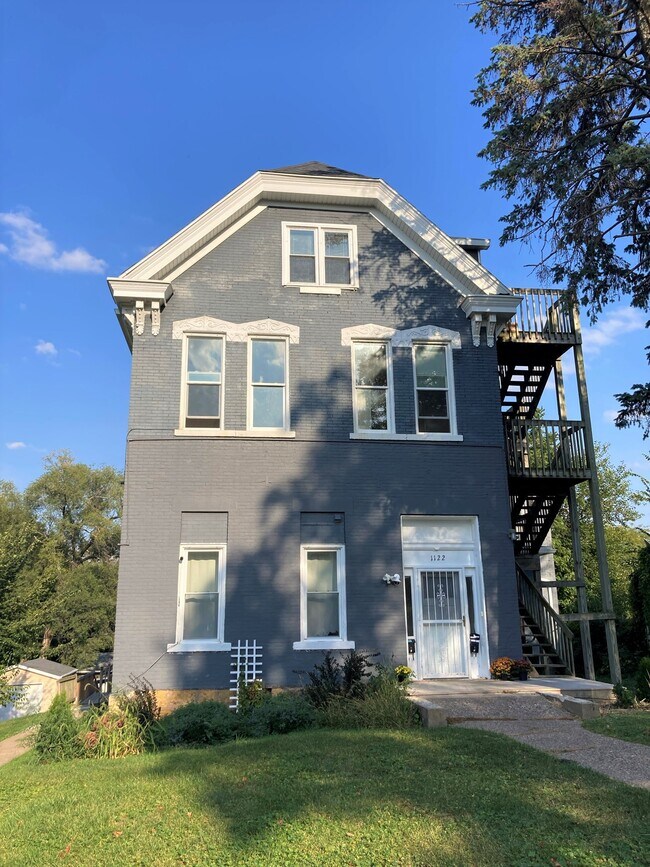 1122 Center Pl Apartments and Nearby Dubuque Apartments For Rent