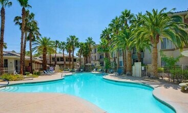 7123 S Durango Dr in Las Vegas, NV - Foto de edificio - Building Photo