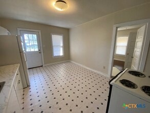 703 S Laurel Ave in Luling, TX - Foto de edificio - Building Photo