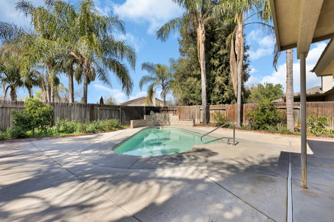 7213 Cafe Rouge Dr in Bakersfield, CA - Foto de edificio - Building Photo