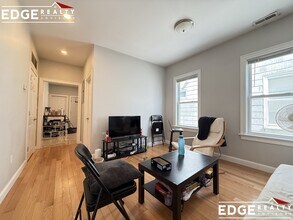 83 Newbury St, Unit 3 in Somerville, MA - Foto de edificio - Building Photo