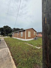 713 N 19th St in Fort Pierce, FL - Foto de edificio - Building Photo