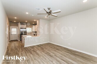 327 Niki Dr in Lewisville, TX - Foto de edificio - Building Photo