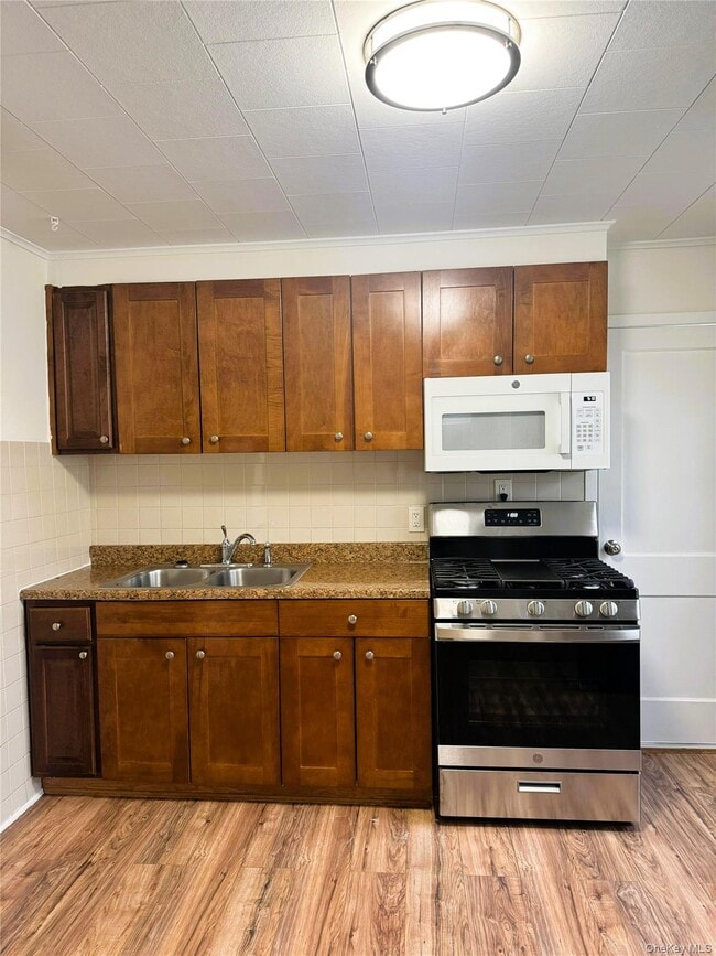 35 1st St in New Hyde Park, NY - Building Photo - Building Photo