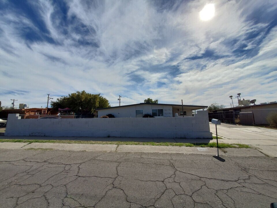 341 W Calle Margarita in Tucson, AZ - Building Photo