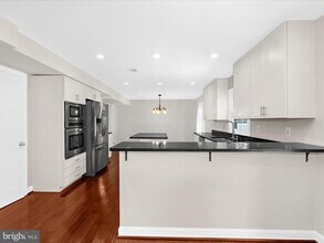 7896 Pavilion Dr in Severn, MD - Foto de edificio - Building Photo