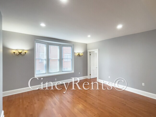 3942 Hazel Ave, Unit 1 in Cincinnati, OH - Foto de edificio - Building Photo