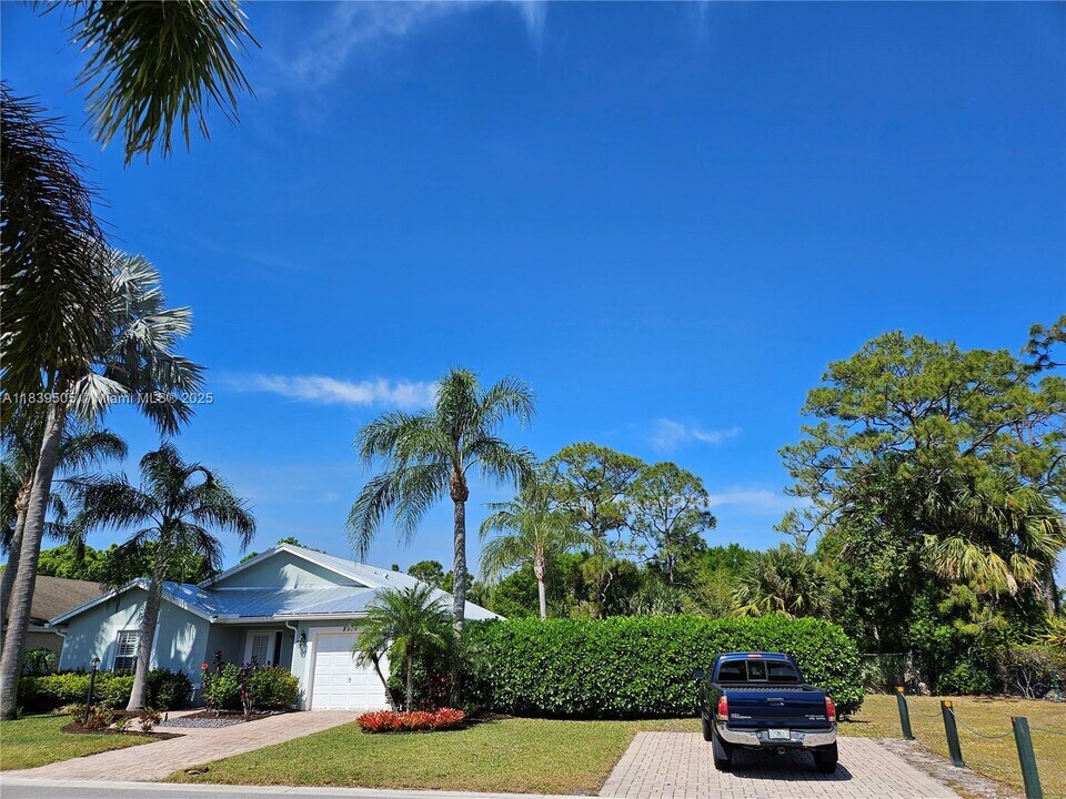 8904 SW Fishermans Wharf Dr in Stuart, FL - Building Photo