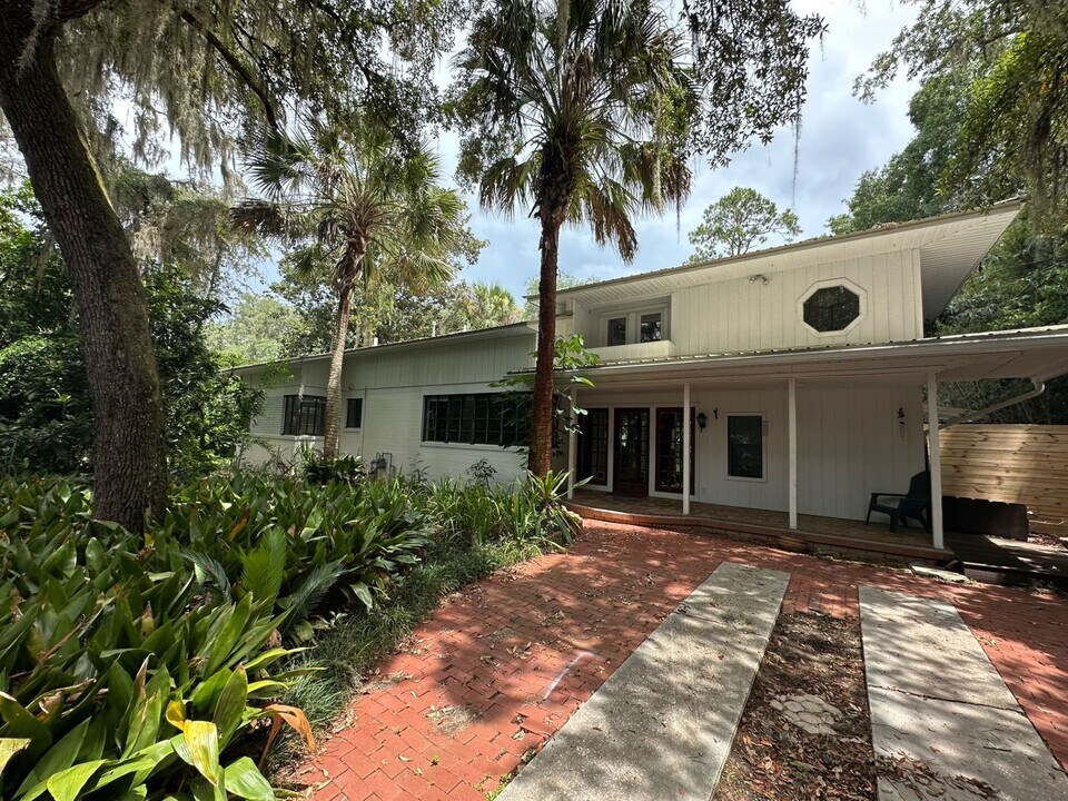 1832 NW 11th Rd in Gainesville, FL - Building Photo