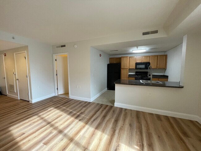 350 G St SW, Unit N403 in Washington, DC - Building Photo - Building Photo