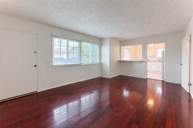 906 Edgewood St in Inglewood, CA - Building Photo - Building Photo