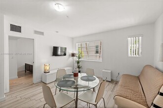 1560 Meridian Ave in Miami Beach, FL - Foto de edificio - Building Photo