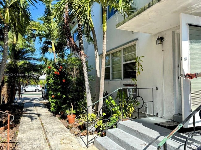 7510 Dickens Ave, Unit 3 in Miami Beach, FL - Building Photo - Building Photo