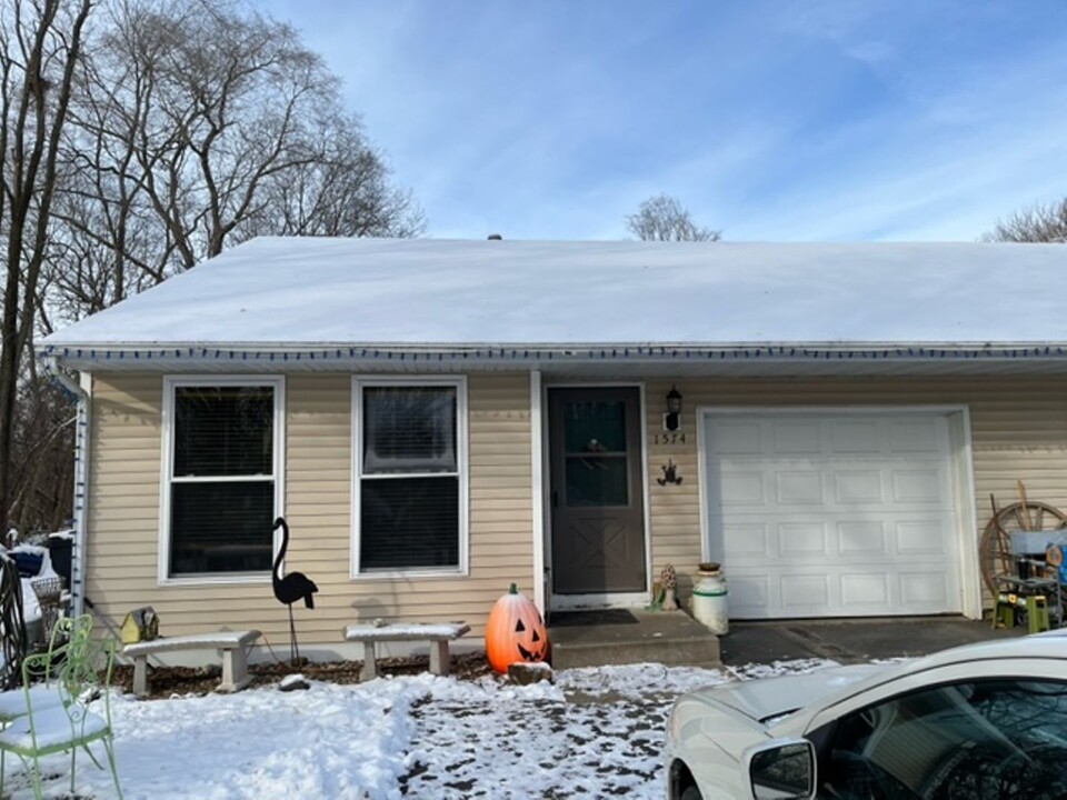 1574-1576 Crescent Dr in Beloit, WI - Building Photo