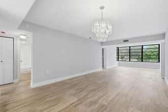 1717 Whitehall Dr in Davie, FL - Foto de edificio - Building Photo