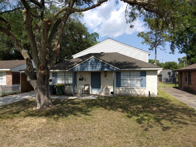 2119 N Austin Ave in Pearland, TX - Building Photo - Building Photo