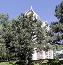 Surrey Lane Apartments in Burlington, ON - Building Photo - Building Photo