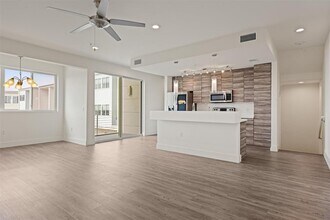 604 N Bluff Dr in Austin, TX - Building Photo - Building Photo